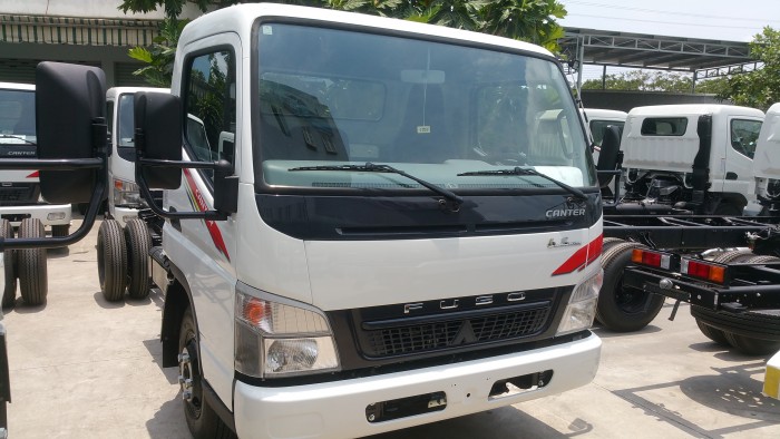 Bán xe tải Fuso Canter 6.5 3.5T màu trắng khuyến mãi lớn