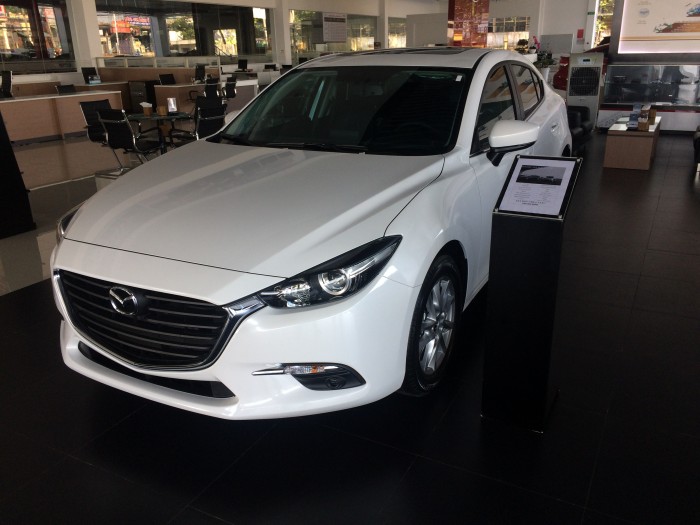 Cần bán Mazda 3  1.5 AT Sedan  màu trắng, sản xuất năm 2017