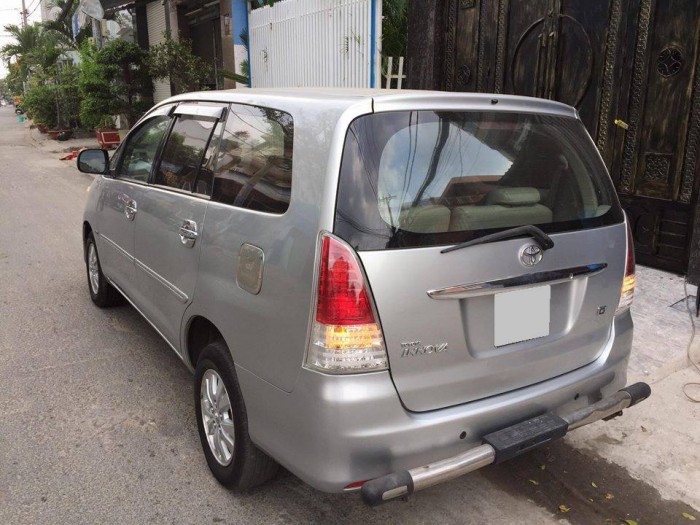 Cần bán xe Innova 2011 số sàn màu bạc zin, xe chính chủ