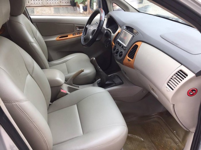 Cần bán xe Innova 2011 số sàn màu bạc zin, xe chính chủ