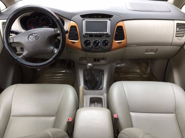 Cần bán xe Innova 2011 số sàn màu bạc zin, xe chính chủ