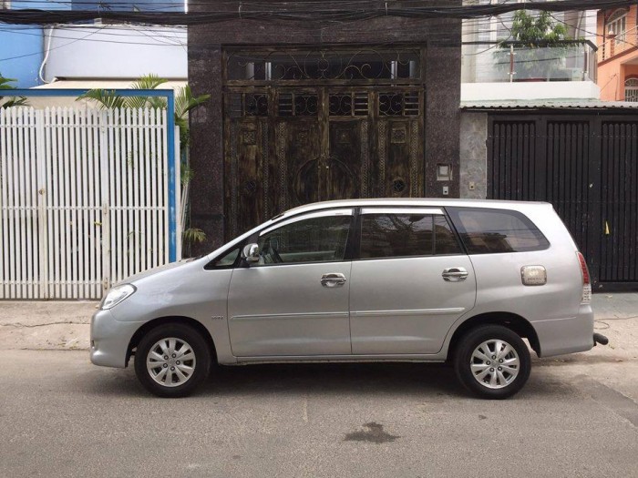 Cần bán xe Innova 2011 số sàn màu bạc zin, xe chính chủ