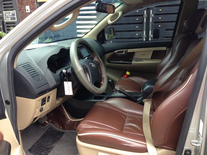 Bán chiếc Fortuner 2016 số tự động máy xăng màu bạc