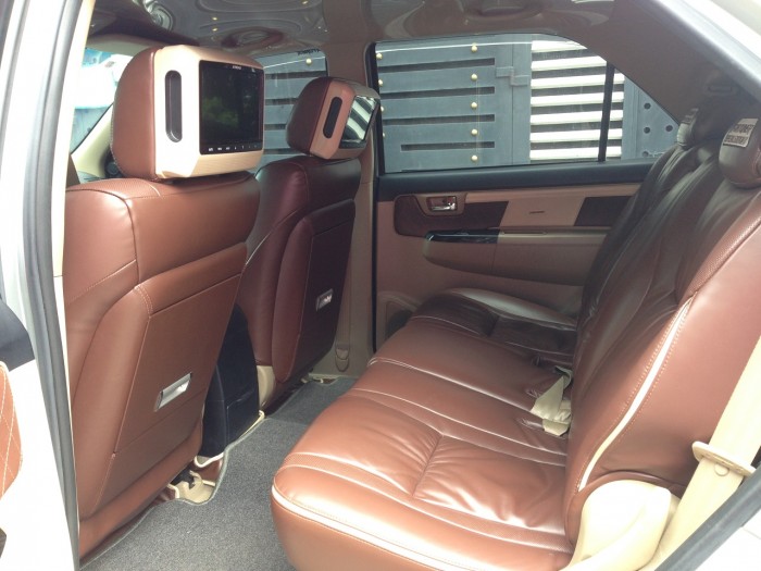 Bán chiếc Fortuner 2016 số tự động máy xăng màu bạc