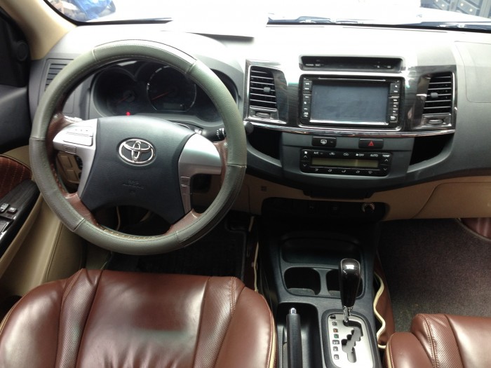 Bán chiếc Fortuner 2016 số tự động máy xăng màu bạc