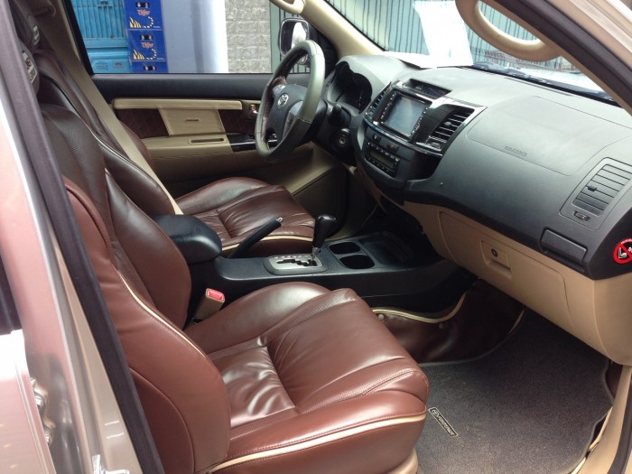 Bán chiếc Fortuner 2016 số tự động máy xăng màu bạc