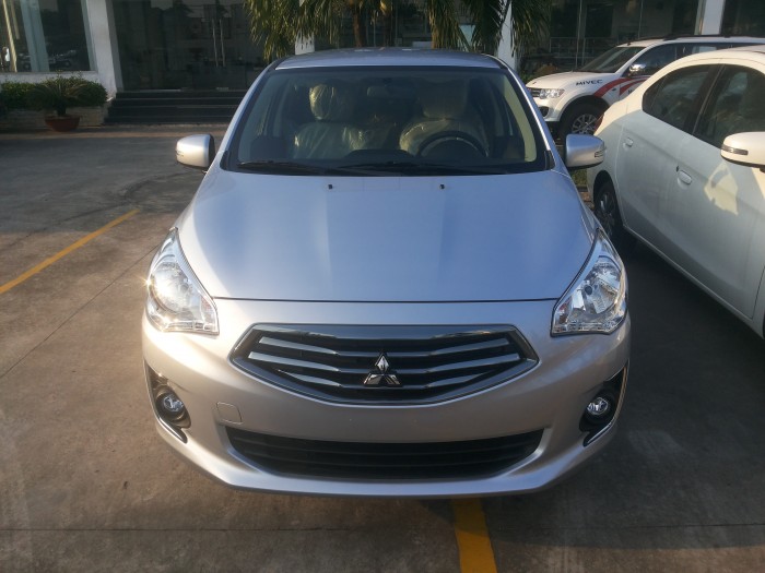 Mitsubishi Attrage CVT tự động màu bạc có bán trả góp xe