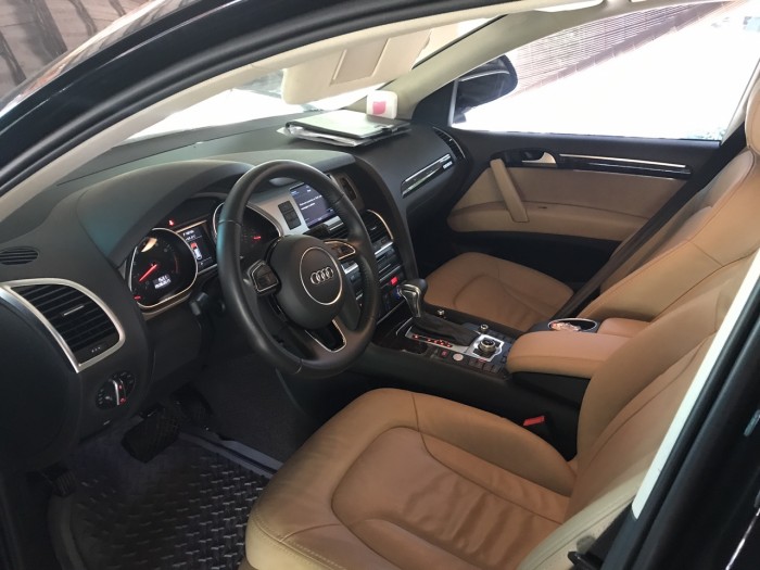 Nhà mình cần bán chiếc Audi Q7 3.0L V6 TFSI Quattro 2015 màu đen vip