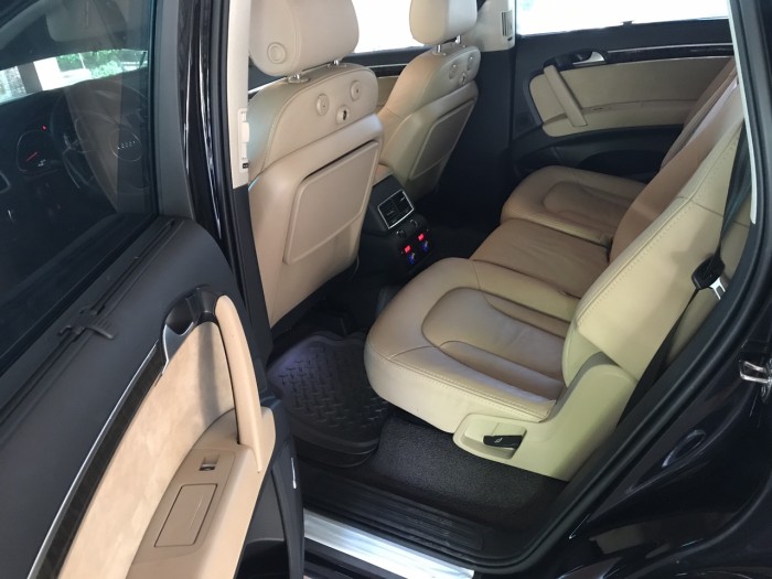 Nhà mình cần bán chiếc Audi Q7 3.0L V6 TFSI Quattro 2015 màu đen vip