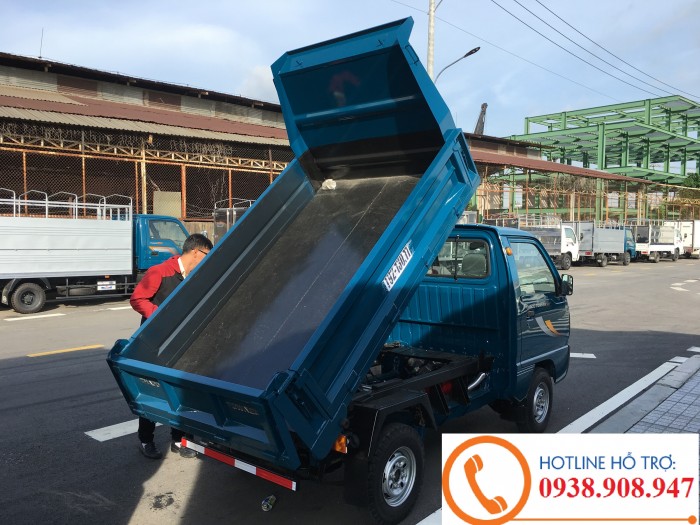 Xe ben nhỏ chạy đường thành phố