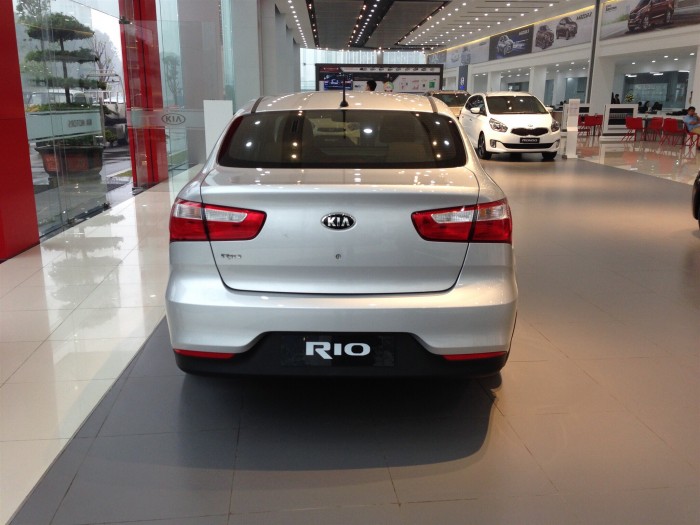 Bán Kia RIO 2017 nhập khẩu nguyên chiếc, màu bạc, chỉ cần 70 tr là có xe vay trả góp với lãi xuất ưu đãi