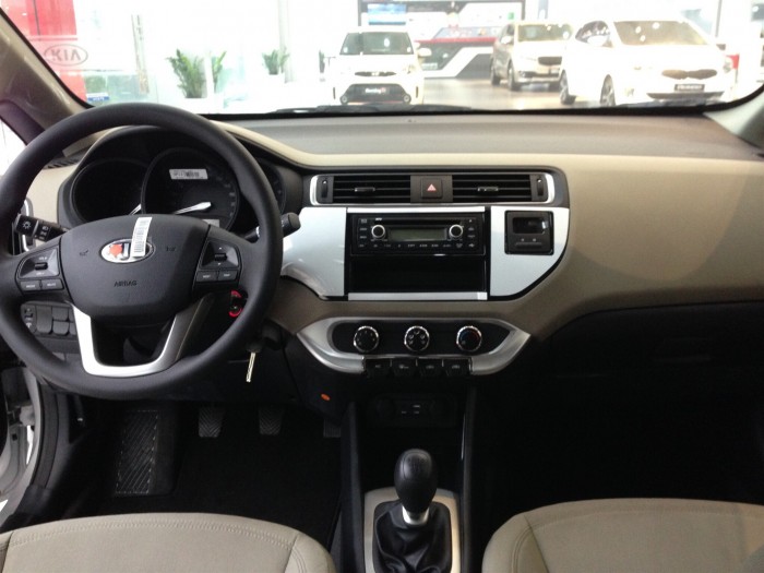 Bán Kia RIO 2017 nhập khẩu nguyên chiếc, màu bạc, chỉ cần 70 tr là có xe vay trả góp với lãi xuất ưu đãi