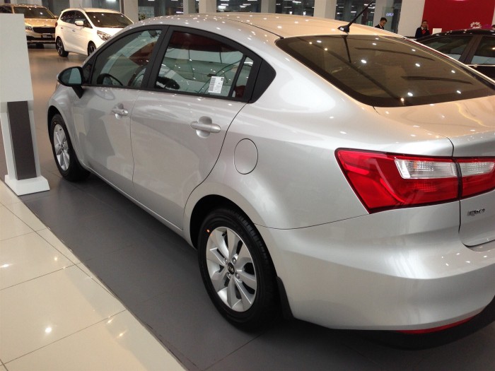 Bán Kia RIO 2017 nhập khẩu nguyên chiếc, màu bạc, chỉ cần 70 tr là có xe vay trả góp với lãi xuất ưu đãi