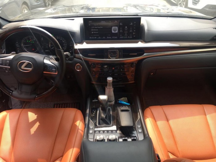 Cần bán chiếc Lexus LX570 2016 đ.ký 2017 màu đen vip