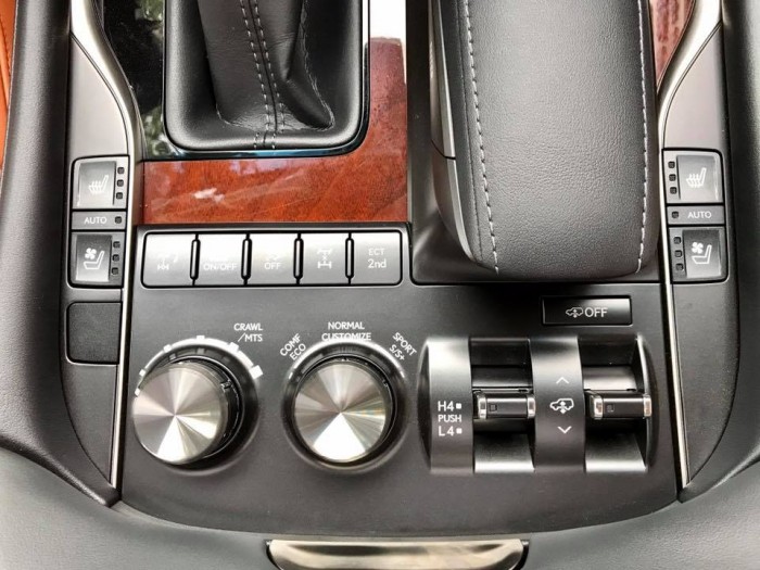 Cần bán chiếc Lexus LX570 2016 đ.ký 2017 màu đen vip