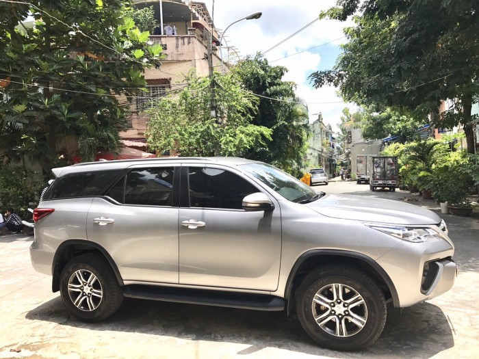 Bán Toyota Fortuner 7/2017 màu bạc máy dầu số sàn mới MUA 1 THÁNG