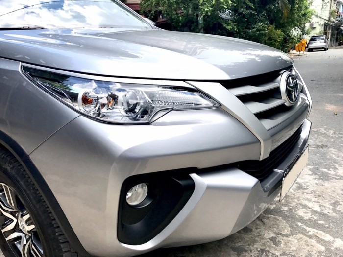 Bán Toyota Fortuner 7/2017 màu bạc máy dầu số sàn mới MUA 1 THÁNG