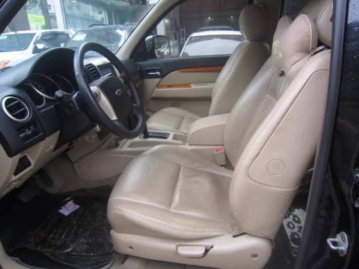 Nhà cần bán gấp Everest 2011 tự động màu đen chạy dầu