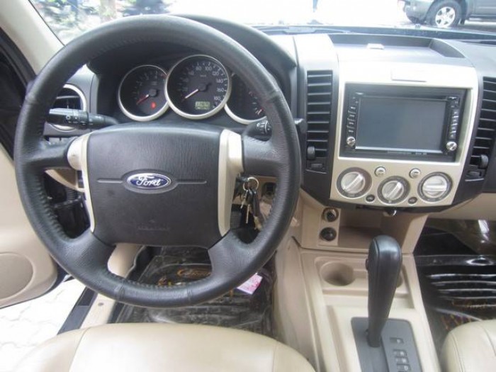 Nhà cần bán gấp Everest 2011 tự động màu đen chạy dầu