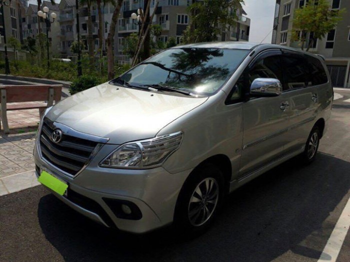 Bán xe Toyota Innova 2.0V 2015