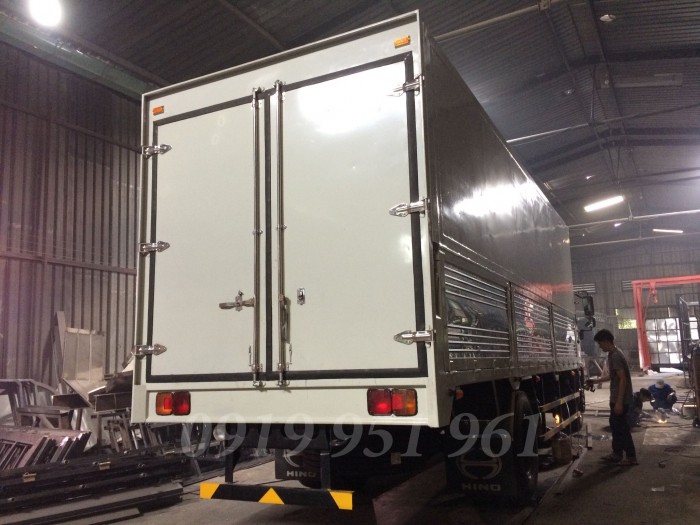 Xe Hino Fg8jpsc 9,4 tấn thùng kín cánh dơi