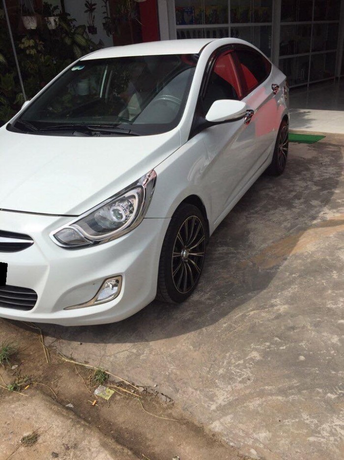 Nhà mình cần bán con Hyundai Accent 2012 số tự động màu trắng