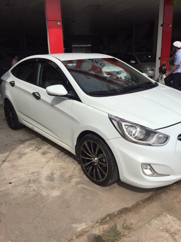 Nhà mình cần bán con Hyundai Accent 2012 số tự động màu trắng