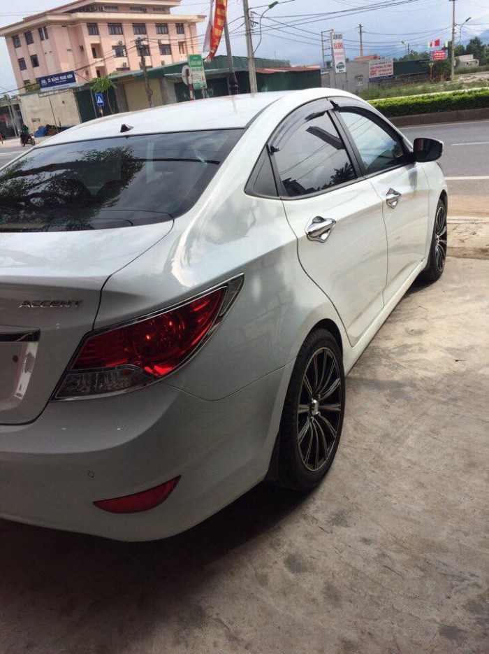 Nhà mình cần bán con Hyundai Accent 2012 số tự động màu trắng