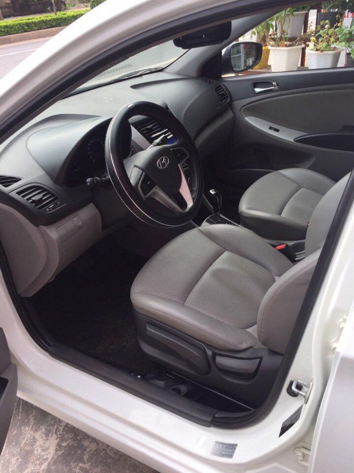 Nhà mình cần bán con Hyundai Accent 2012 số tự động màu trắng
