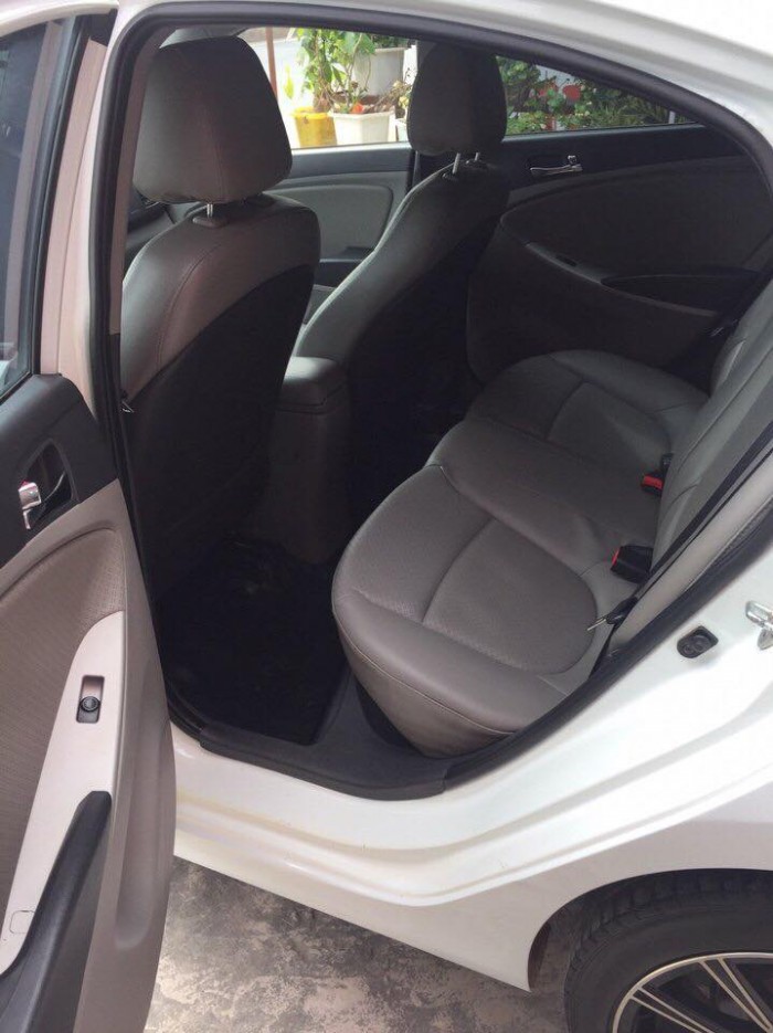 Nhà mình cần bán con Hyundai Accent 2012 số tự động màu trắng