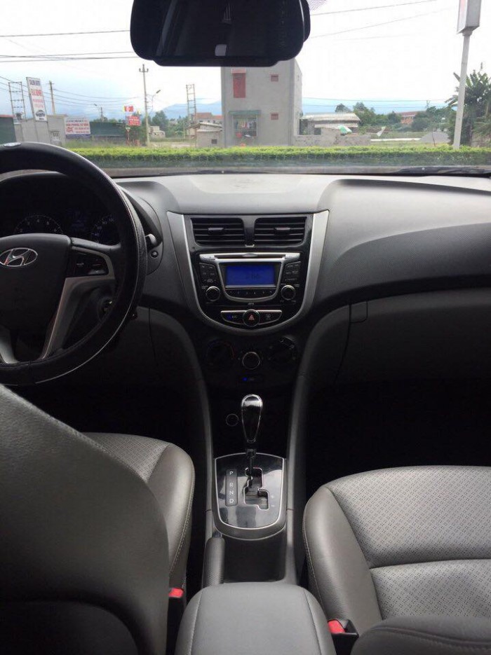 Nhà mình cần bán con Hyundai Accent 2012 số tự động màu trắng
