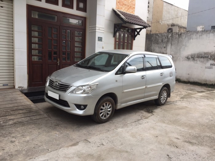 Nhà mình cần bán xe Innova 2013 số sàn màu bạc xe gđ đi rất kỹ