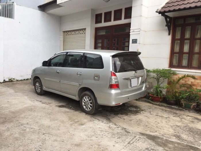 Nhà mình cần bán xe Innova 2013 số sàn màu bạc xe gđ đi rất kỹ