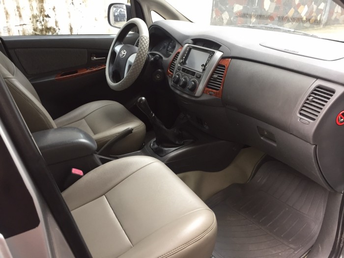 Nhà mình cần bán xe Innova 2013 số sàn màu bạc xe gđ đi rất kỹ