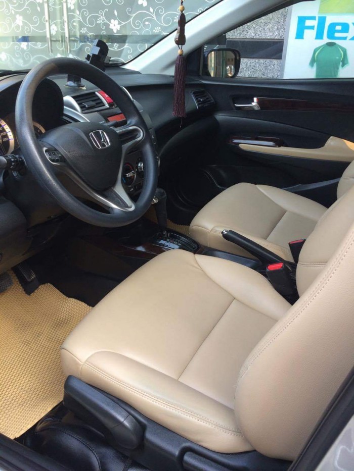 Cần bán gấp xe Honda City 2013 số tự động màu bạc zin 99% cực đẹp