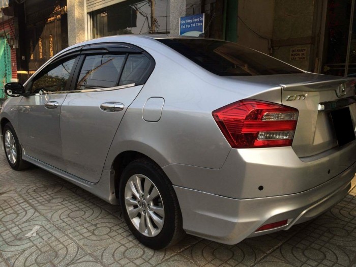 Cần bán gấp xe Honda City 2013 số tự động màu bạc zin 99% cực đẹp