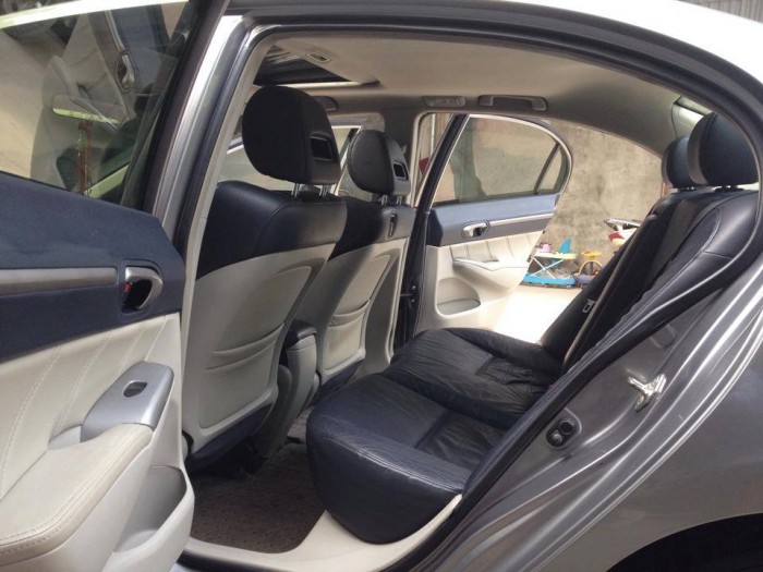 Cần bán xe Honda Civic 2006 số tự động màu xám bạc