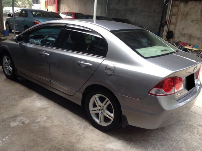 Cần bán xe Honda Civic 2006 số tự động màu xám bạc