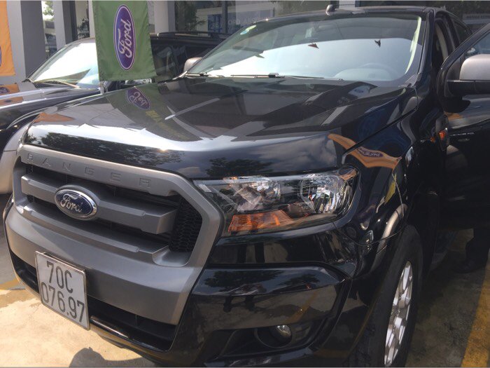Xe chính hãng Ranger XLS MT 2016 vô nắp thùng đầy đủ.