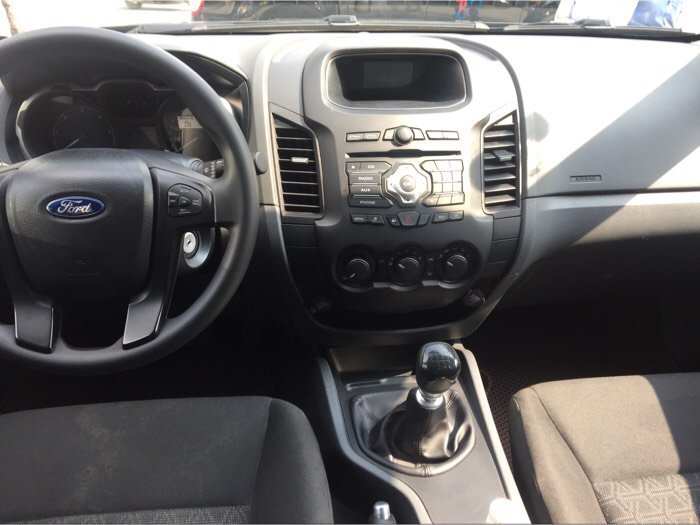 Xe chính hãng Ranger XLS MT 2016 vô nắp thùng đầy đủ.