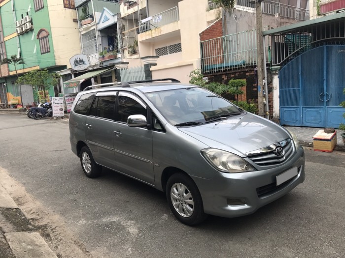 Cần bán xe Innova 2012 GS Vip bản số sàn màu bạc xe đẹp