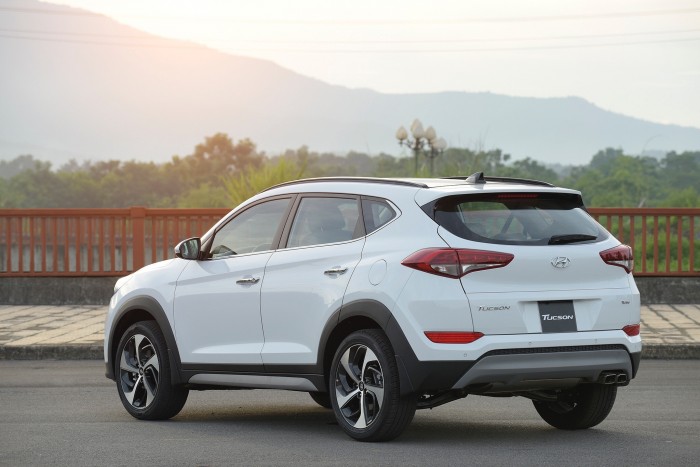 Hyundai Tucson trắng 2018  máy dầu 2.0 full mới 100%