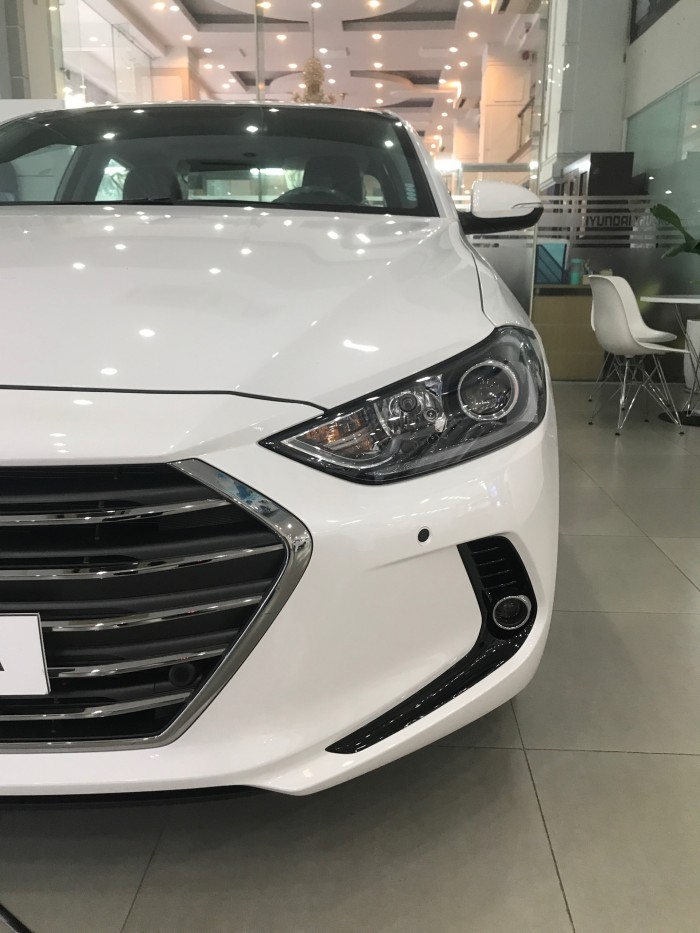 Hyundai elantra 1,6AT mới 100% giảm tiền mặt 90trieu