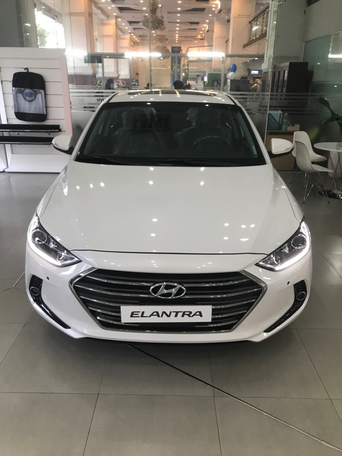 Hyundai elantra 1,6AT mới 100% giảm tiền mặt 90trieu