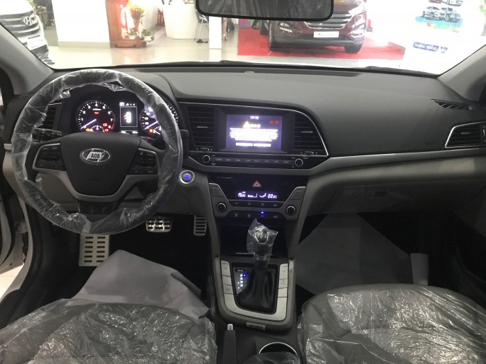 Hyundai elantra 1,6AT mới 100% giảm tiền mặt 90trieu