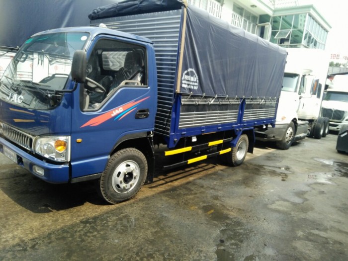 Xe tải Jac 2 tấn 5 thùng kín Inox chở cá