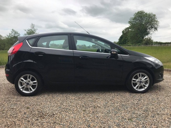 Nhà mình cần bán chiếc Ford Fiesta 2015 số tự động màu đen đẹp long lanh
