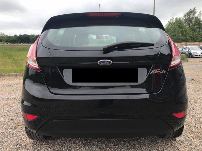 Nhà mình cần bán chiếc Ford Fiesta 2015 số tự động màu đen đẹp long lanh