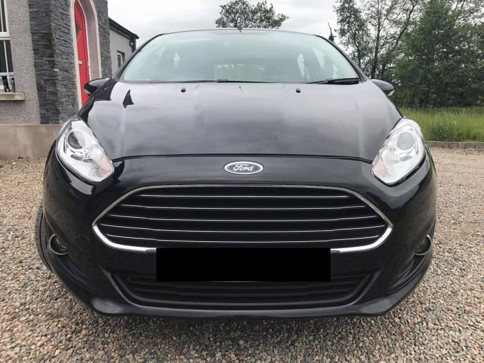 Nhà mình cần bán chiếc Ford Fiesta 2015 số tự động màu đen đẹp long lanh