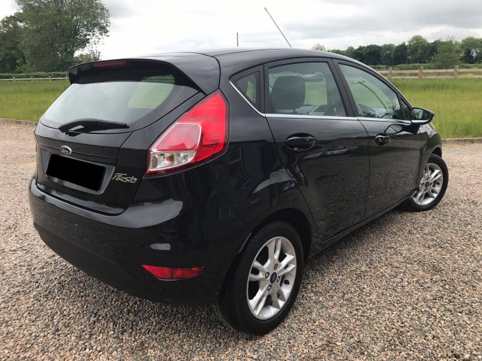Nhà mình cần bán chiếc Ford Fiesta 2015 số tự động màu đen đẹp long lanh